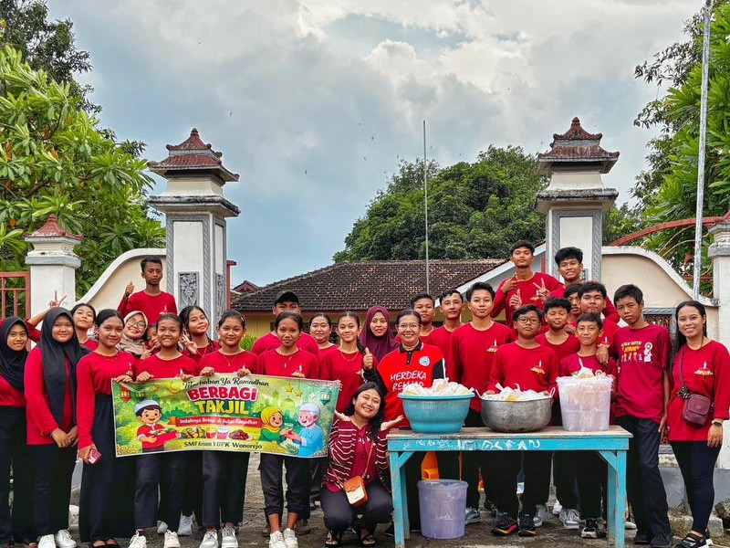 SMP Kristen YBPK Wonorejo Berbagi : " Berbagi Takjil di Bulan Suci Ramadhan